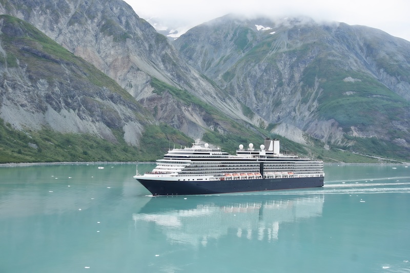 A cruise navigates through Glacier Bay