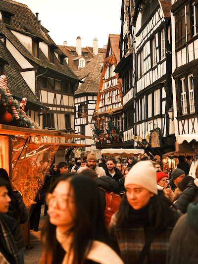 A city street full of people at Christmastime