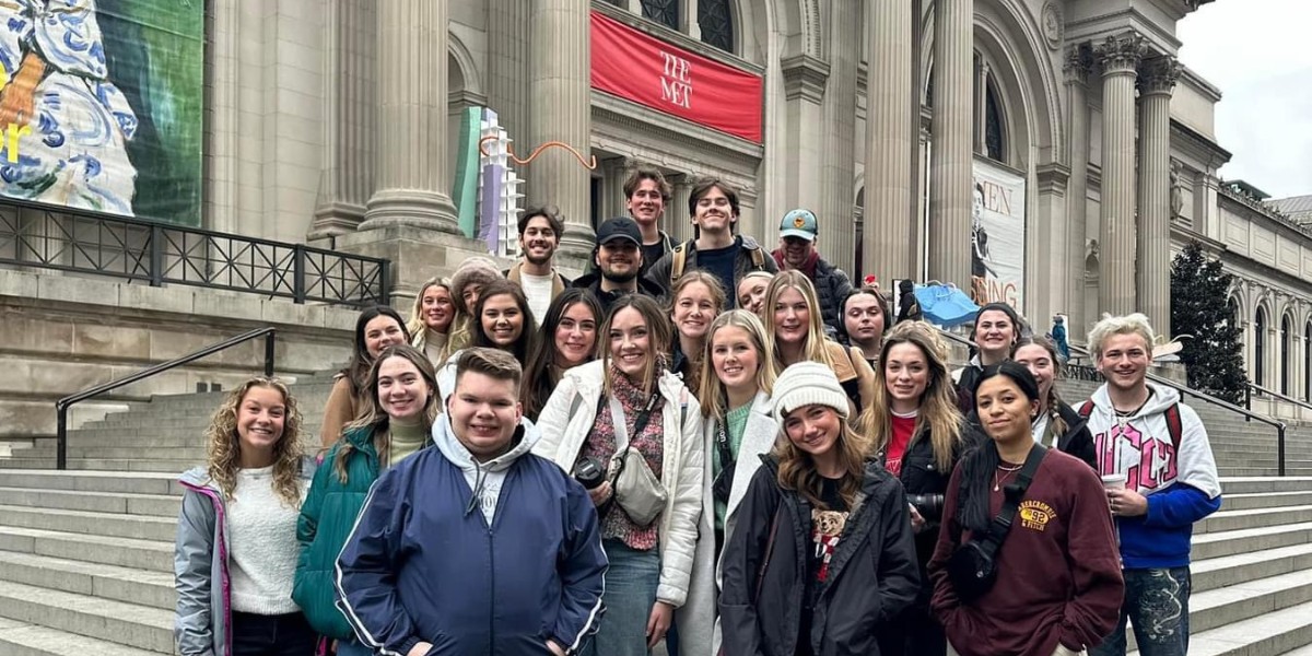 http://Group%20of%20students%20posing%20on%20the%20steps%20of%20The%20Metropolitan%20Museum%20of%20Art%20in%20New%20York%20City